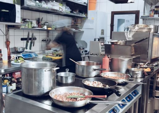 A importância da instalação e manutenção de equipamentos de cozinha industrial por especialistas